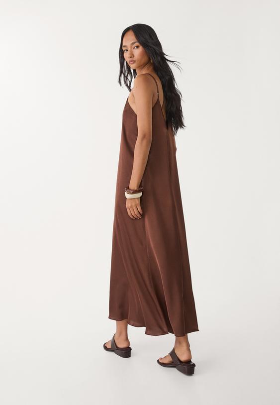 saten yuzeyli dokumlu uzun elbise