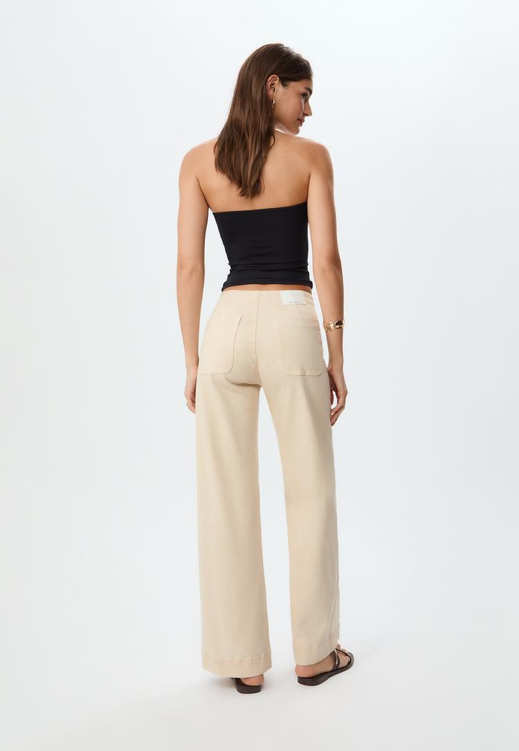 d77-hose-mit-minimalistischen-taschen