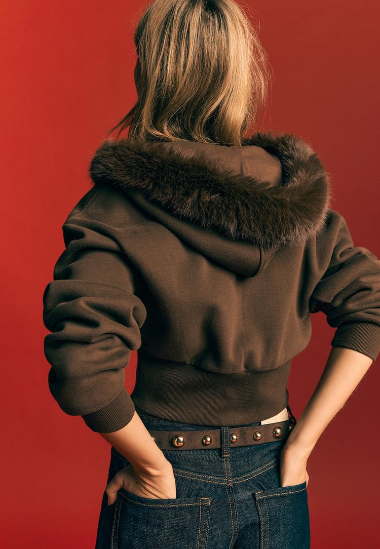 kurzes-sweatshirt-mit-kapuze-und-kunstfell
