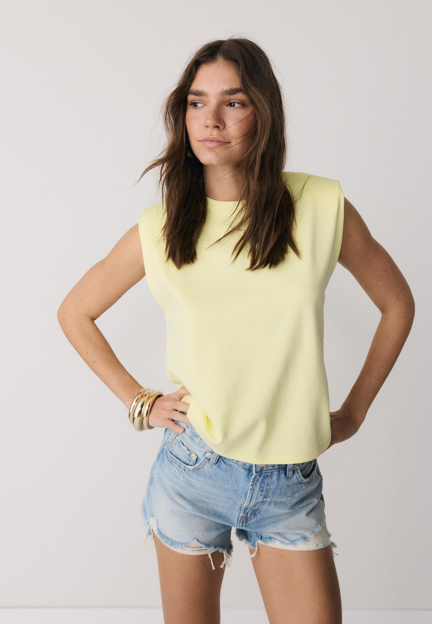 B05 Padded shoulder basic T-shirt — Pastel yellow