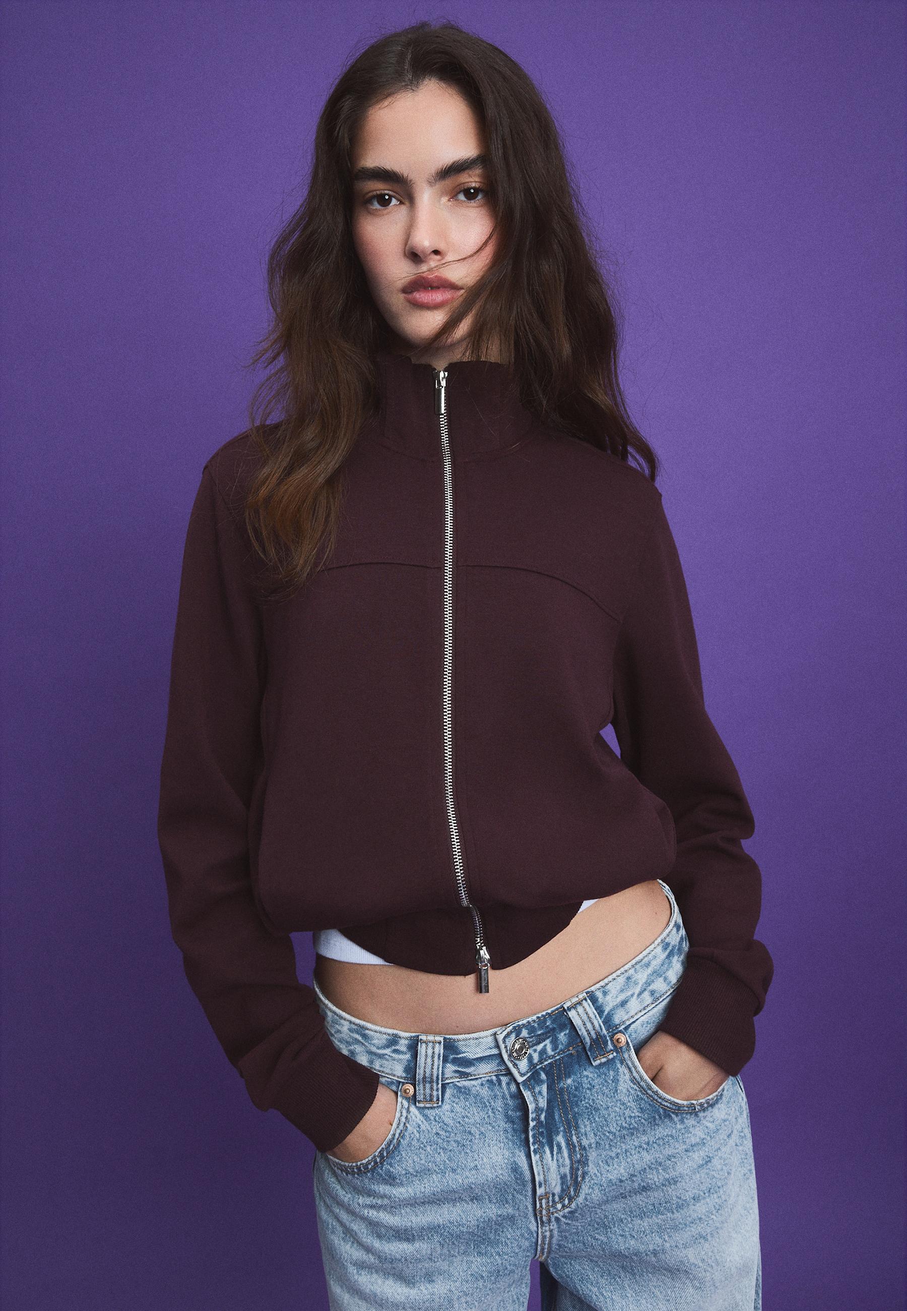 Stradivarius B09 Κοντό Φούτερ Με Φερμουάρ Και Ψηλό Γιακά Σκούρο Μωβ M