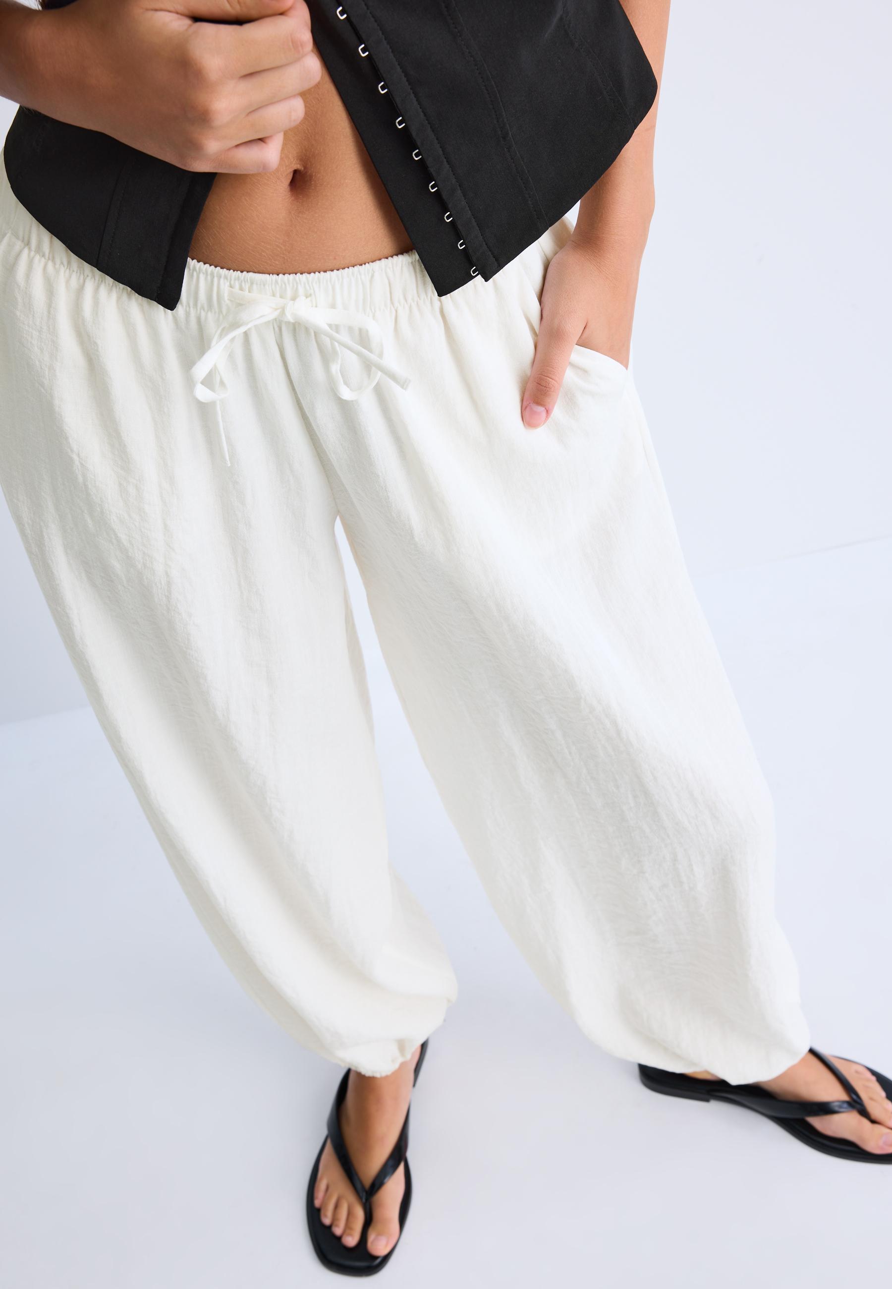 TreatÜrself satinballoonshortpants white Flowy sarouel trousers - Women's fashion | Stradivarius Canada