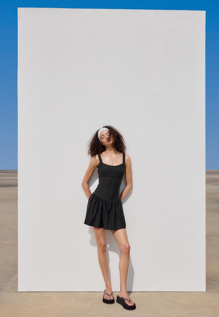 mono vestido corto