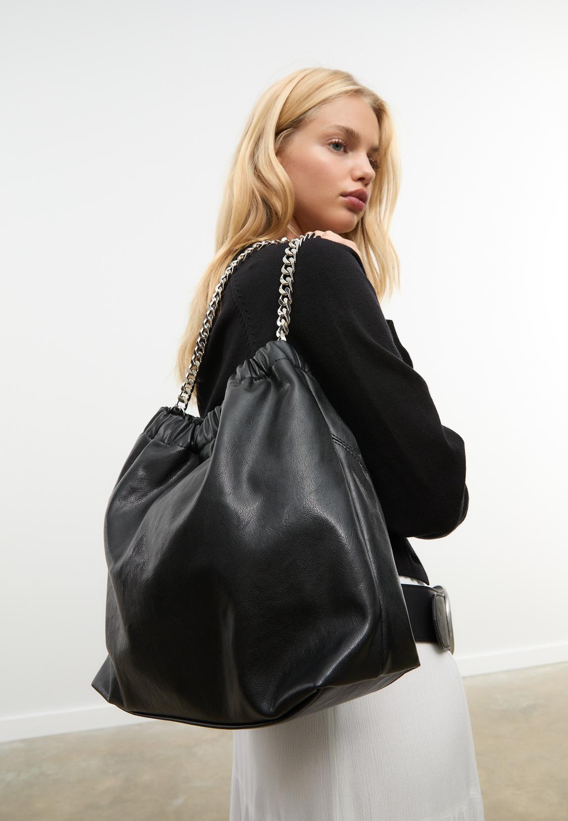 Shoulder bag with chain