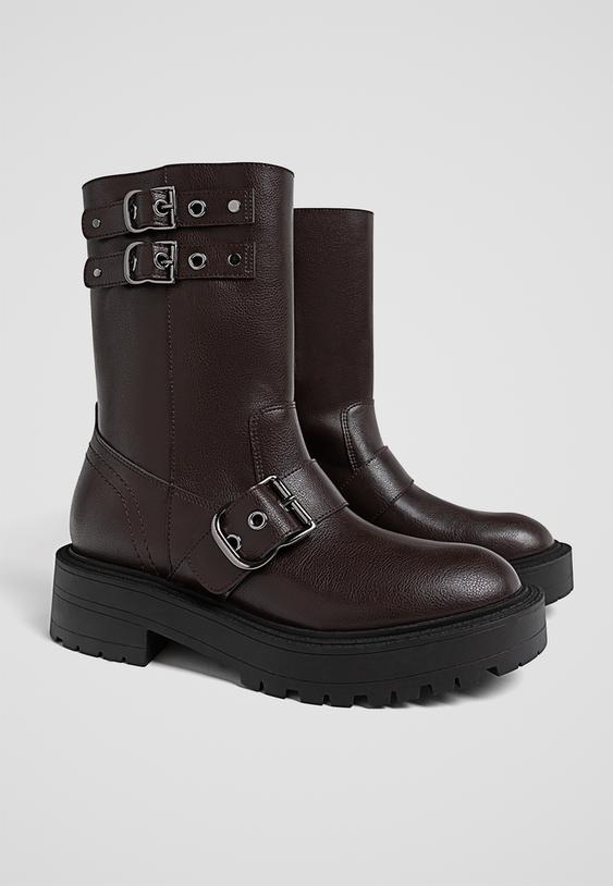 flache-stiefeletten-mit-schnallen