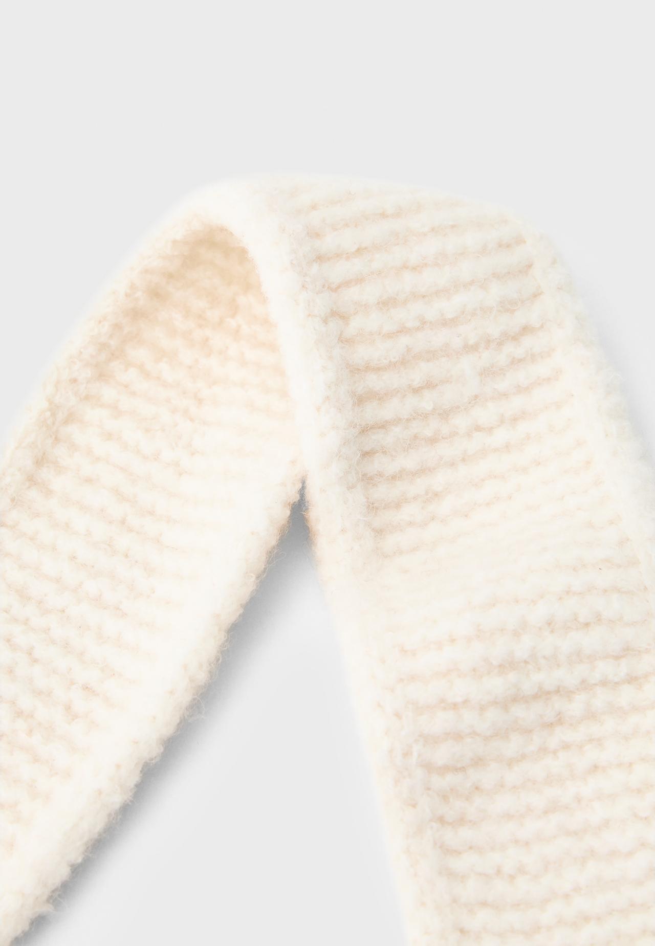 Triangular scarf — Ecru