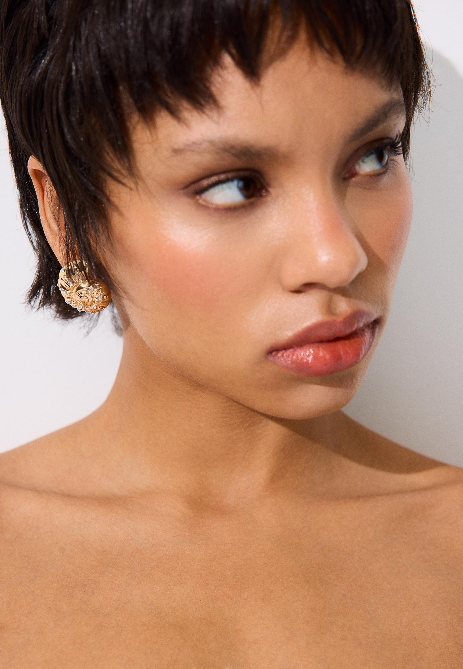 Set of 2 enamelled seashell earrings — Gold