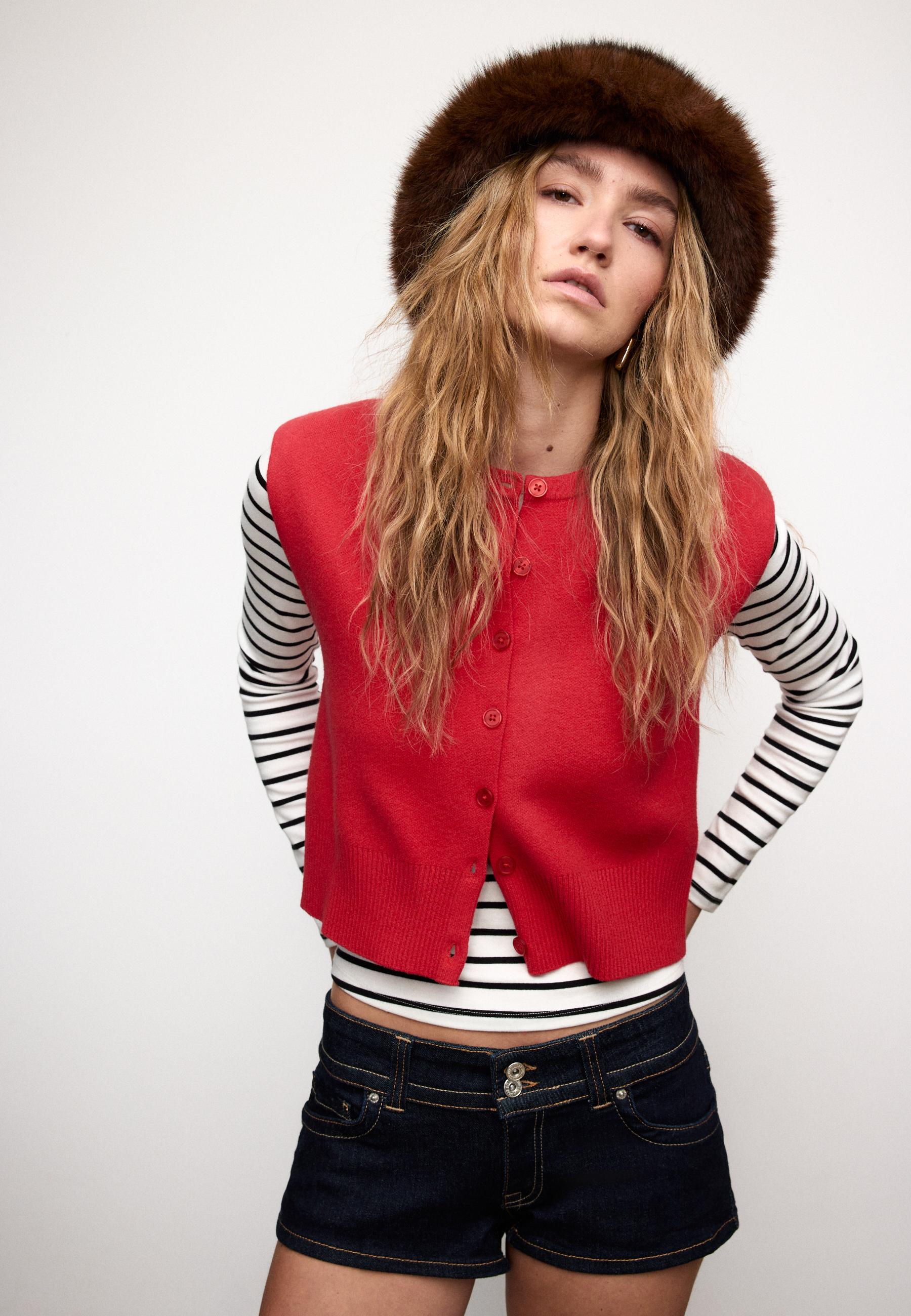 Knit vest with padded shoulders — Red