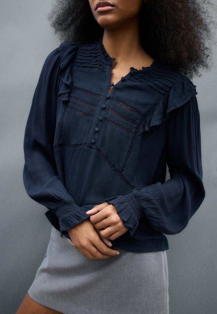 blusa com folhos e botoes