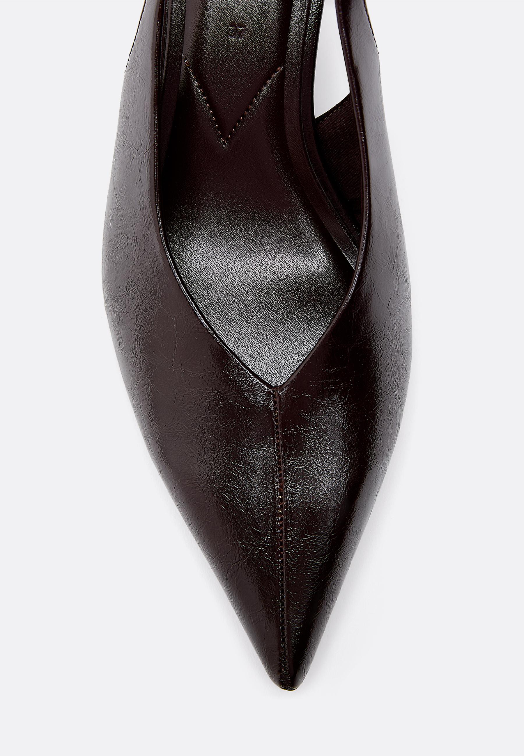 V-neck kitten heel shoes — BROWN
