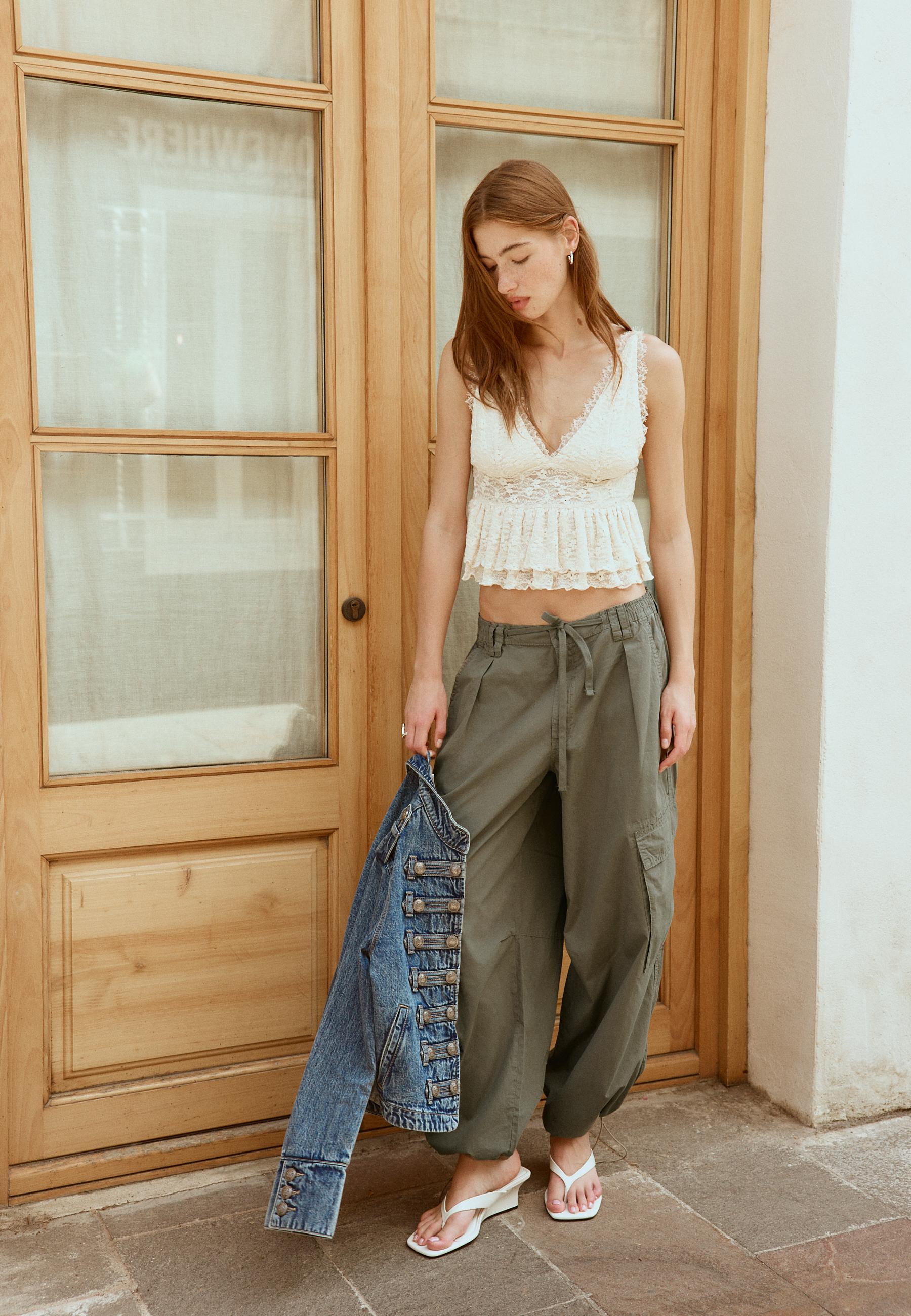 Stradivarius Τοπ Με Τιράντες, Δαντέλα Και Peplum Βανίλια S