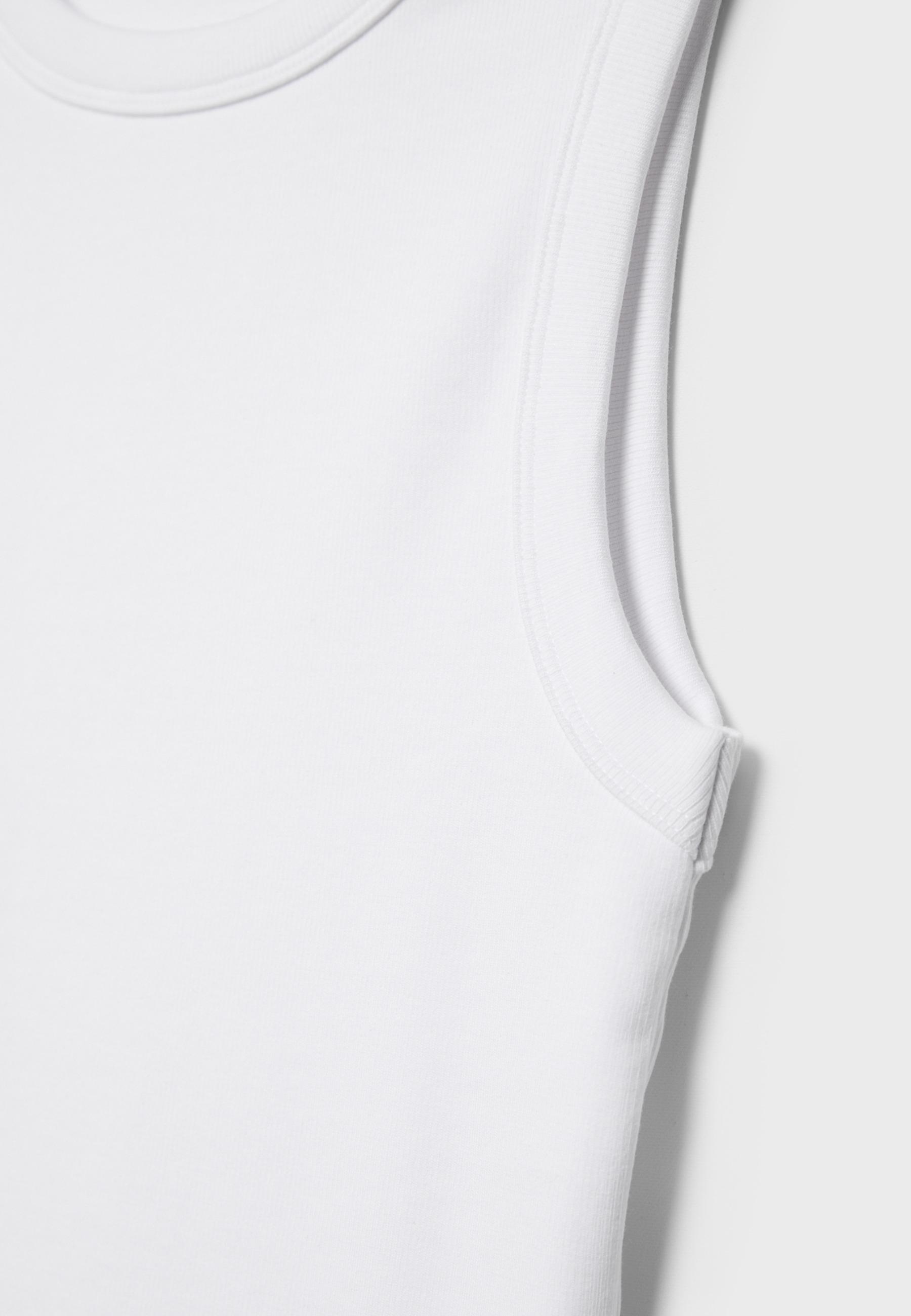 B04 Basic fitted sleeveless top — White