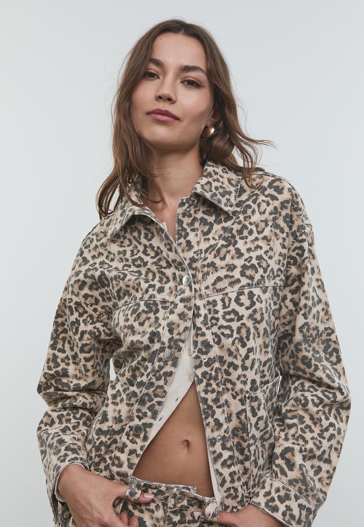 cazadora sarga bolsillos leopardo