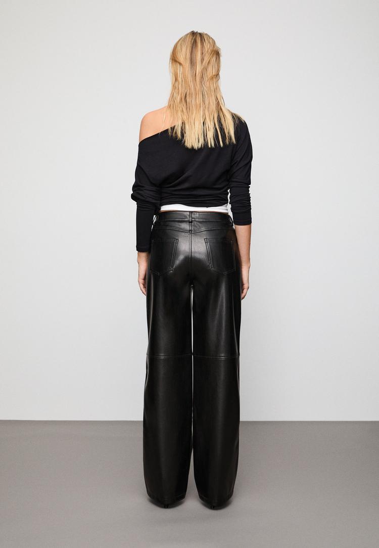 pantalon straight efecto piel textura