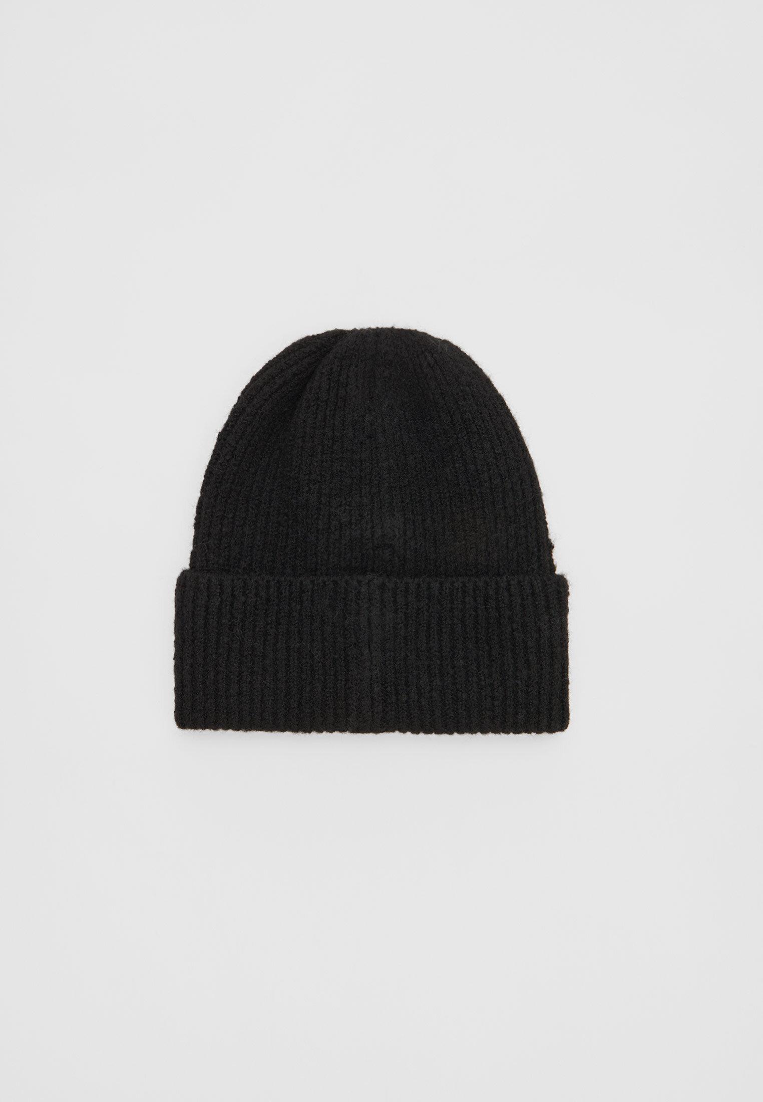 Basic beanie with plaque detail — Black
