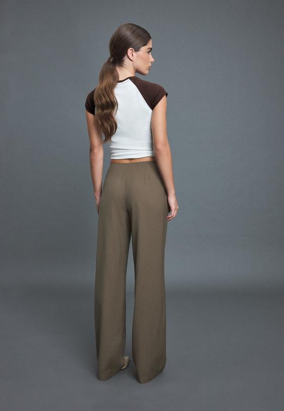 Prugaste Pantalone Ravnog Kroja Sa Preklopom