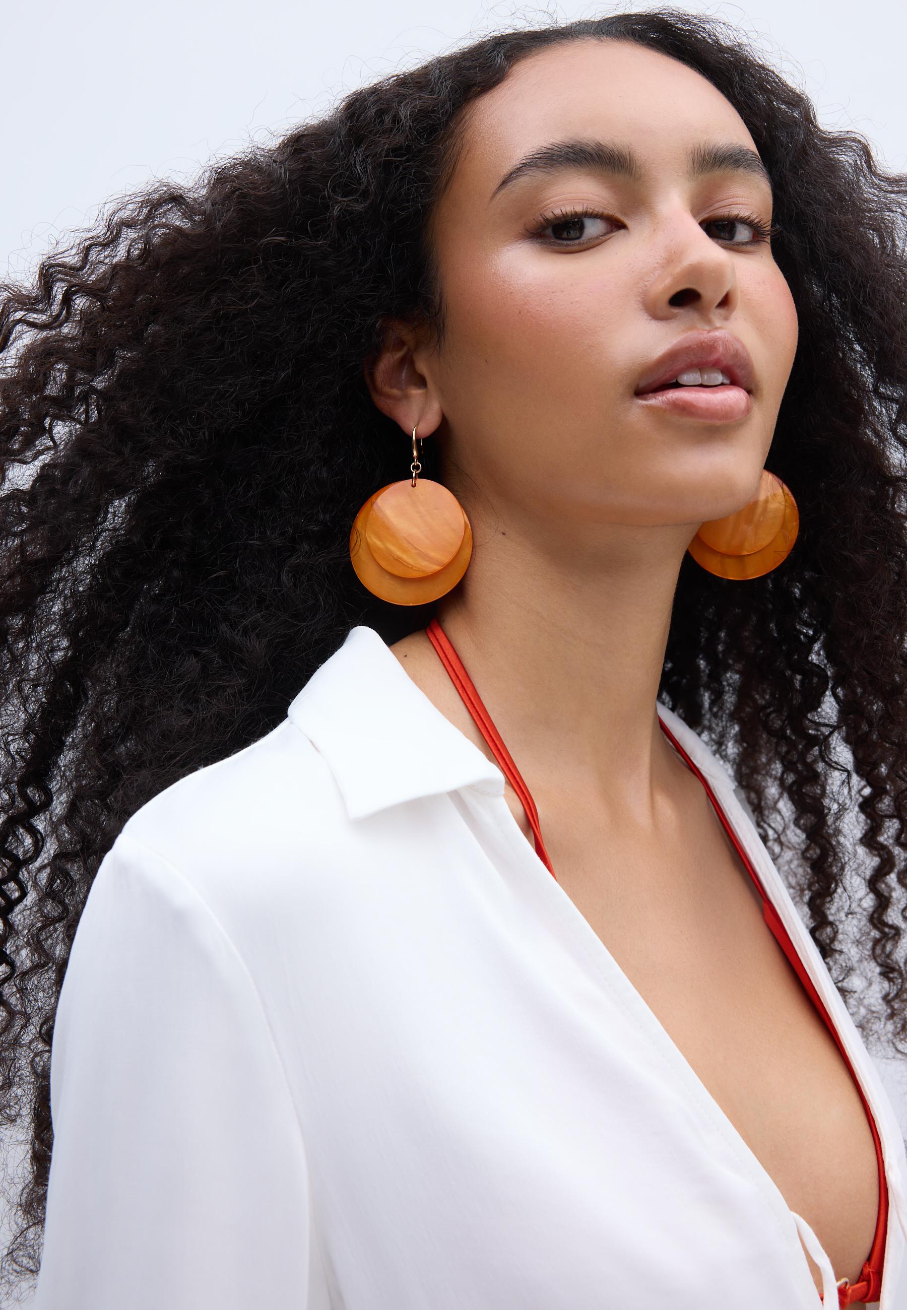 Mother-of-pearl effect earrings — Orange