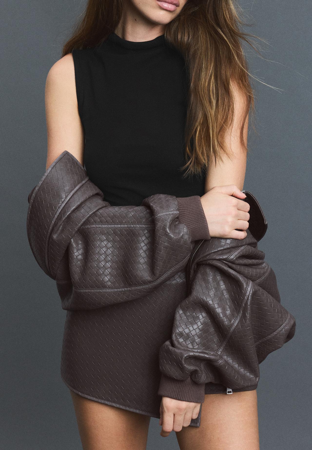 Sleeveless funnel neck T-shirt — Black