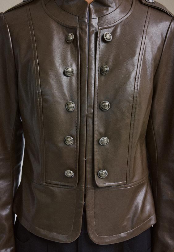 taillierter-kunstlederblazer-mit-gepragten-knopfen