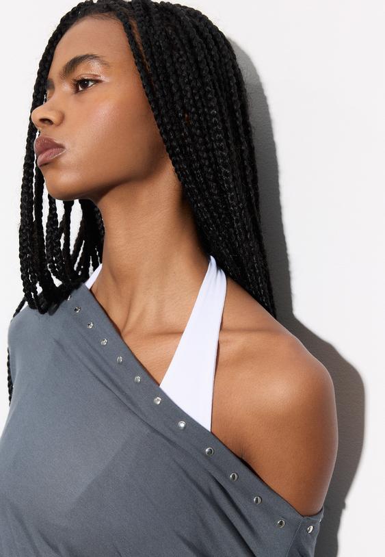 camiseta asimetrica tachas