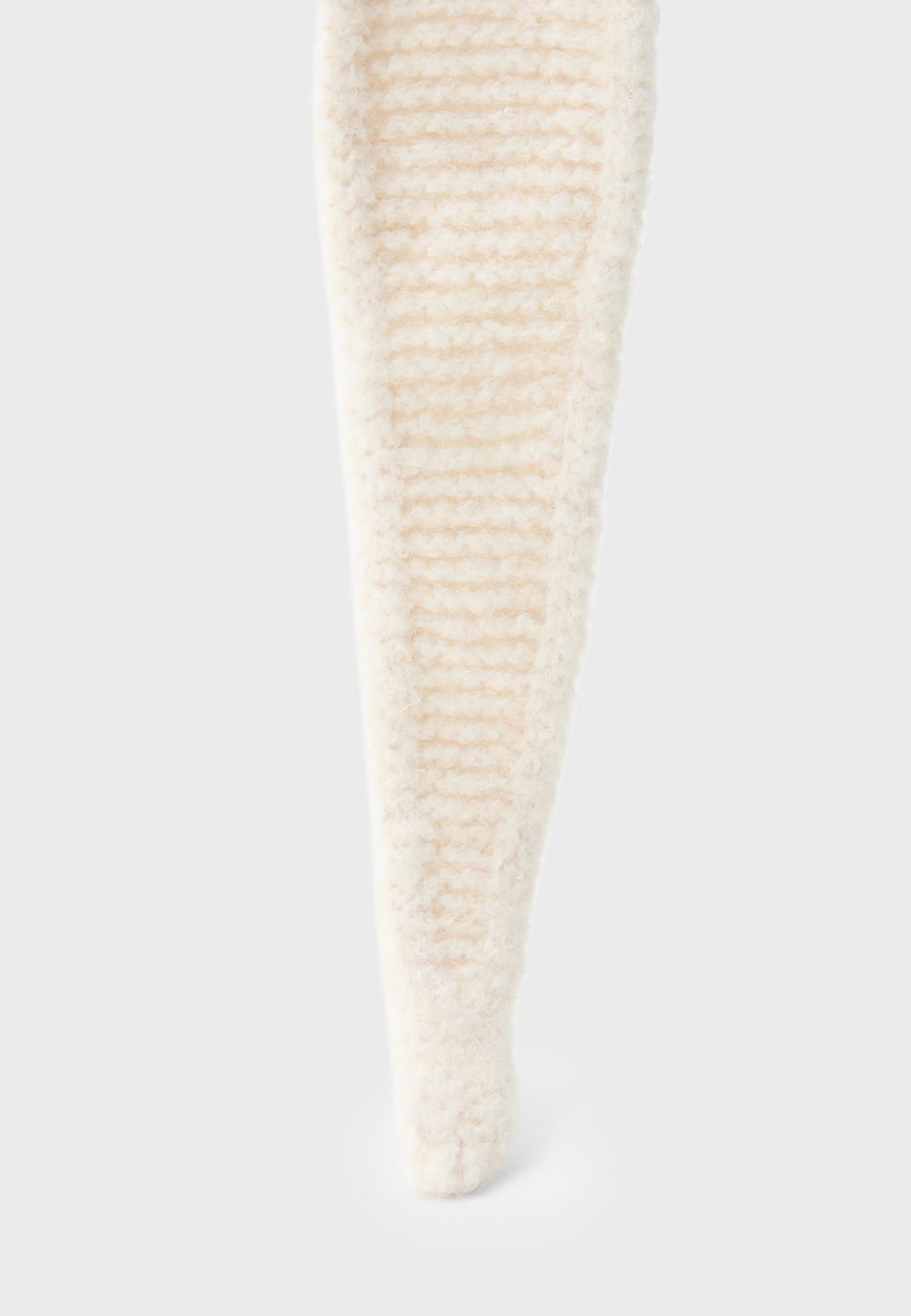 Triangular scarf — Ecru