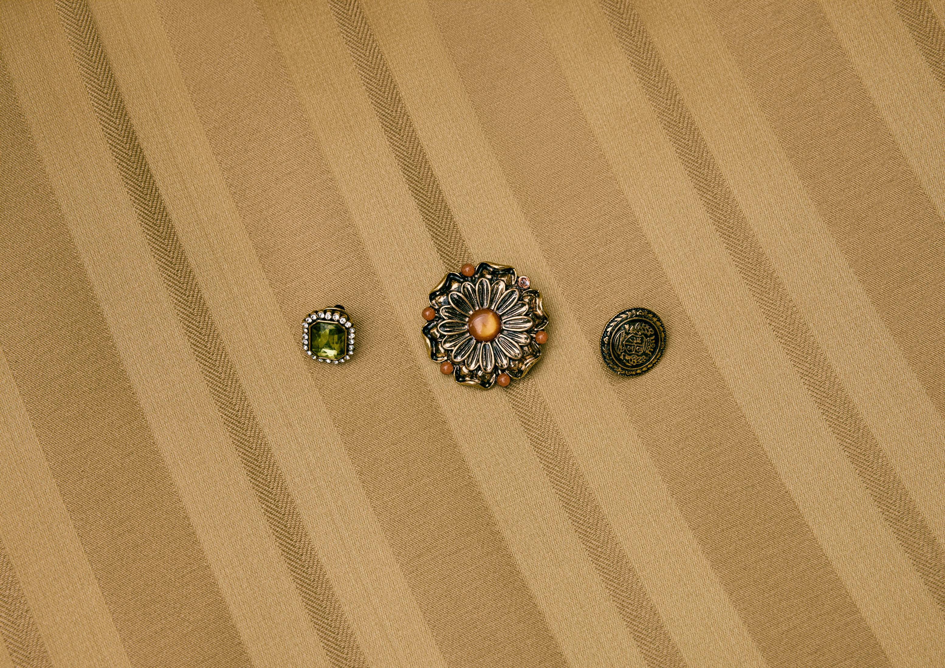 Set of 3 engraved brooches — Gold