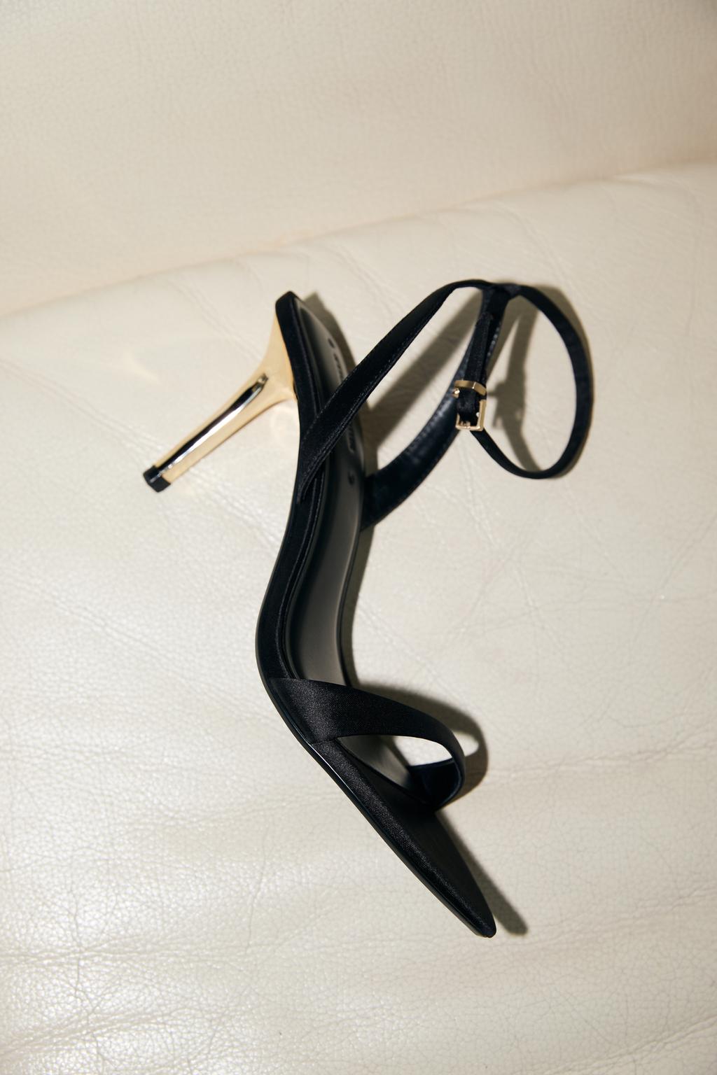 Satinierte Sandalen mit Absatz