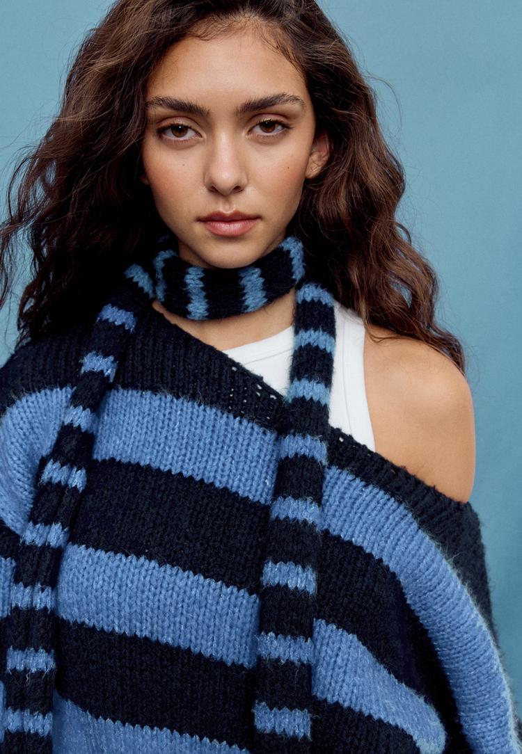 cizgili genis yaka fularlı triko kazak