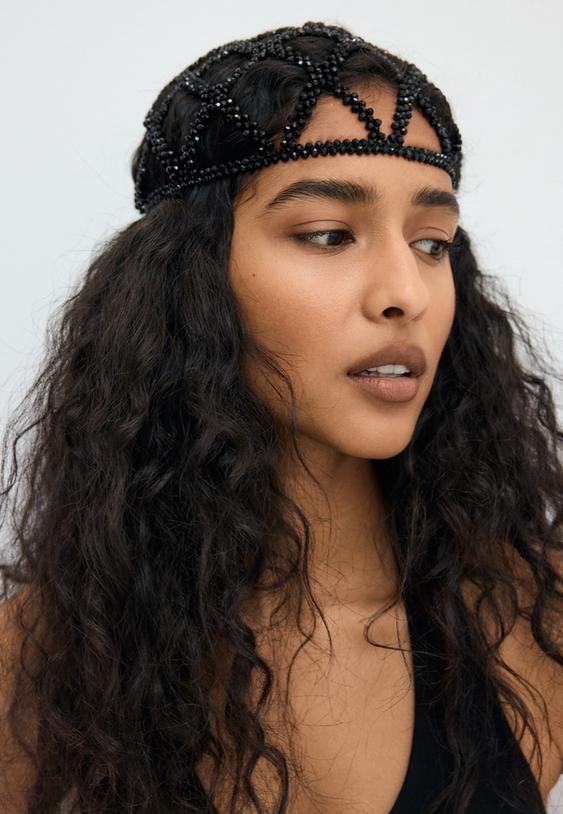 casquete de rejilla con abalorios