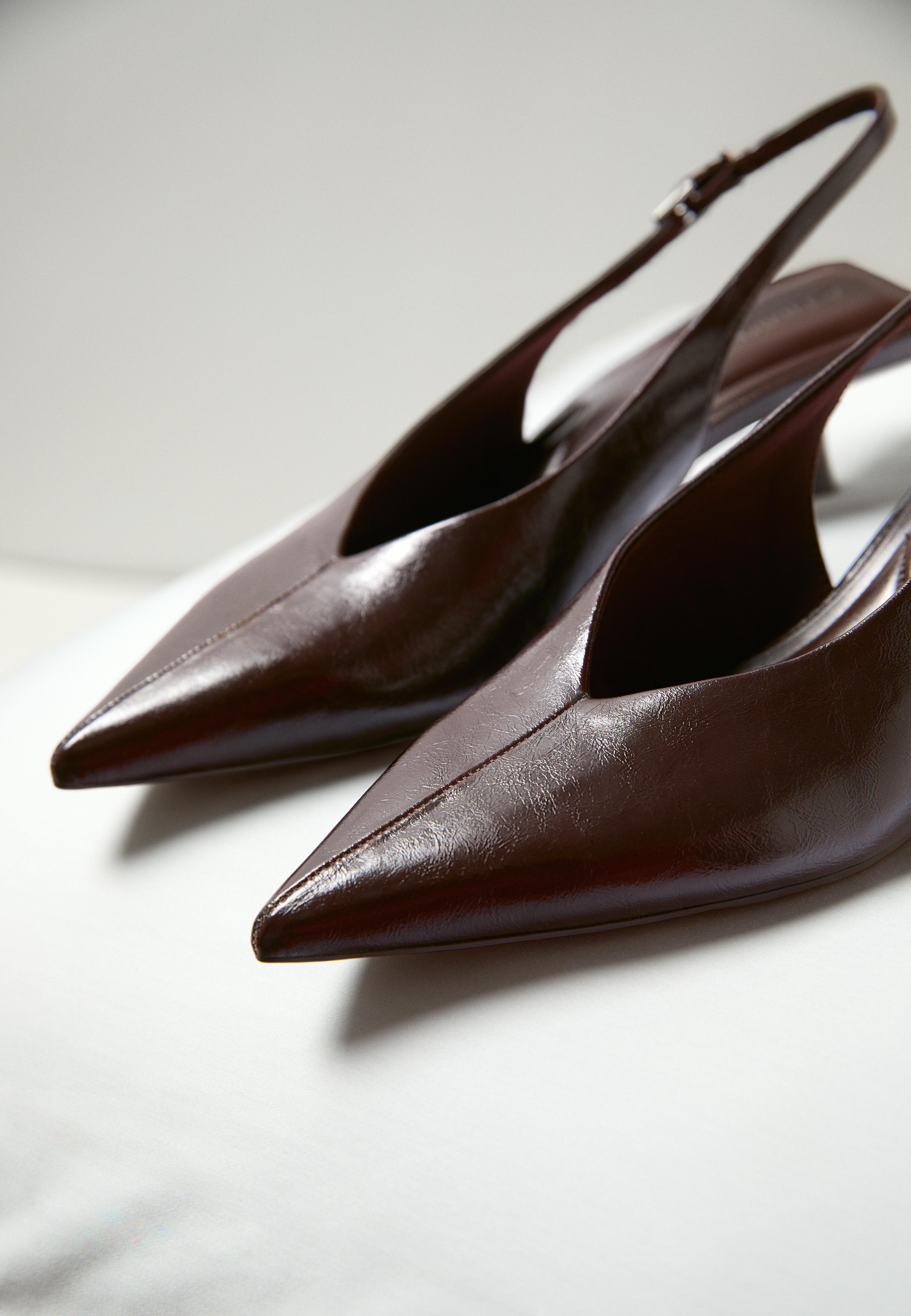 V-neck kitten heel shoes — BROWN