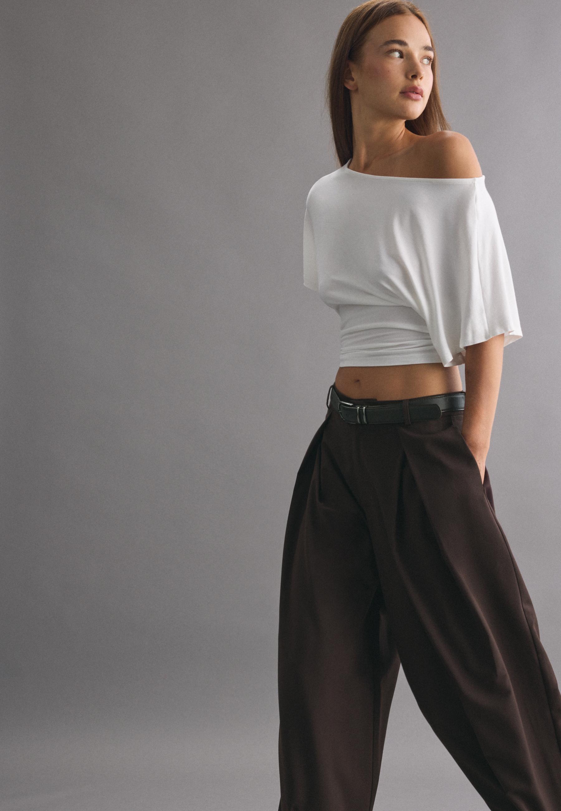 Wide-leg darted trousers with belt — Brown