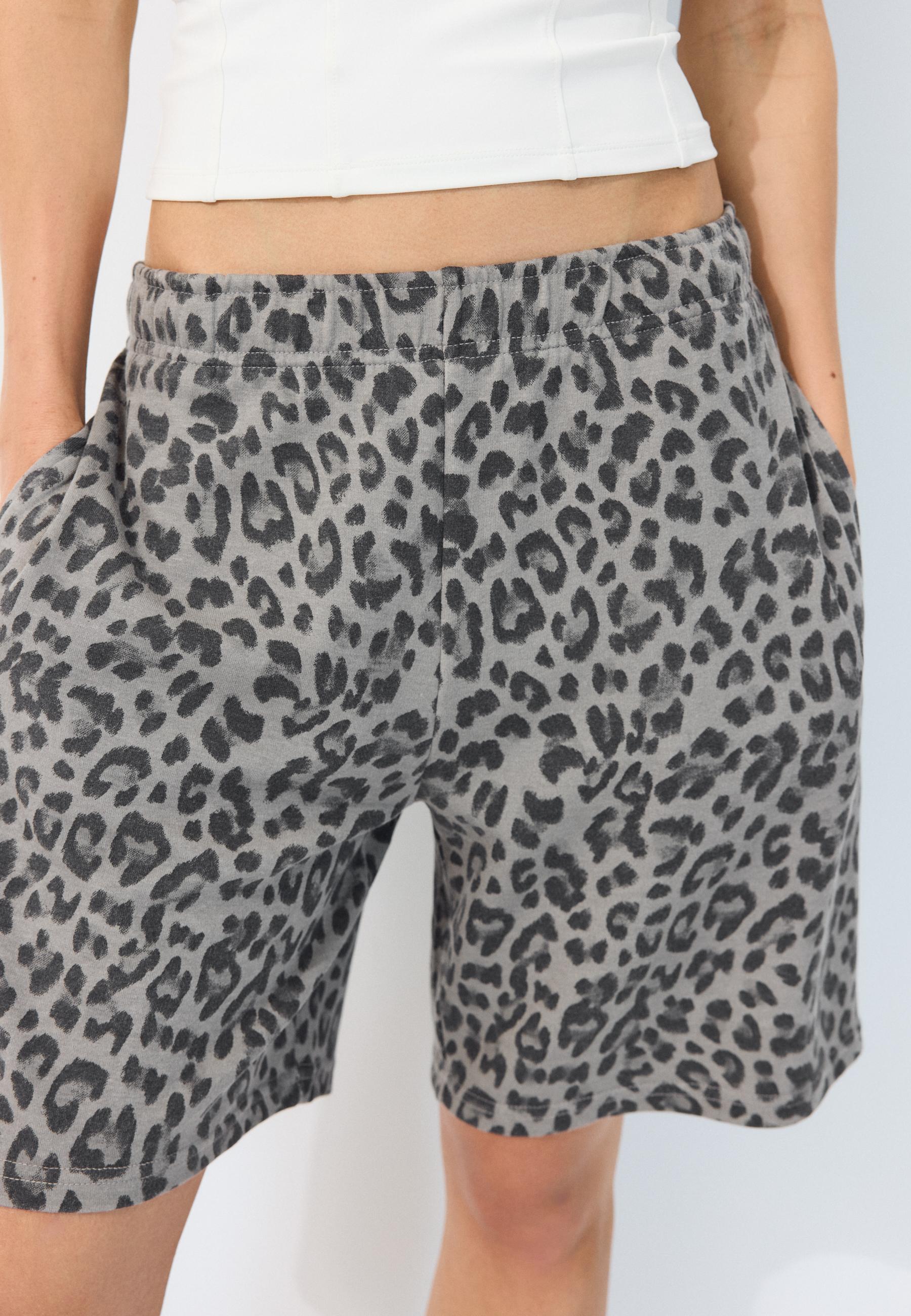 Printed plush Bermuda shorts — Mid grey