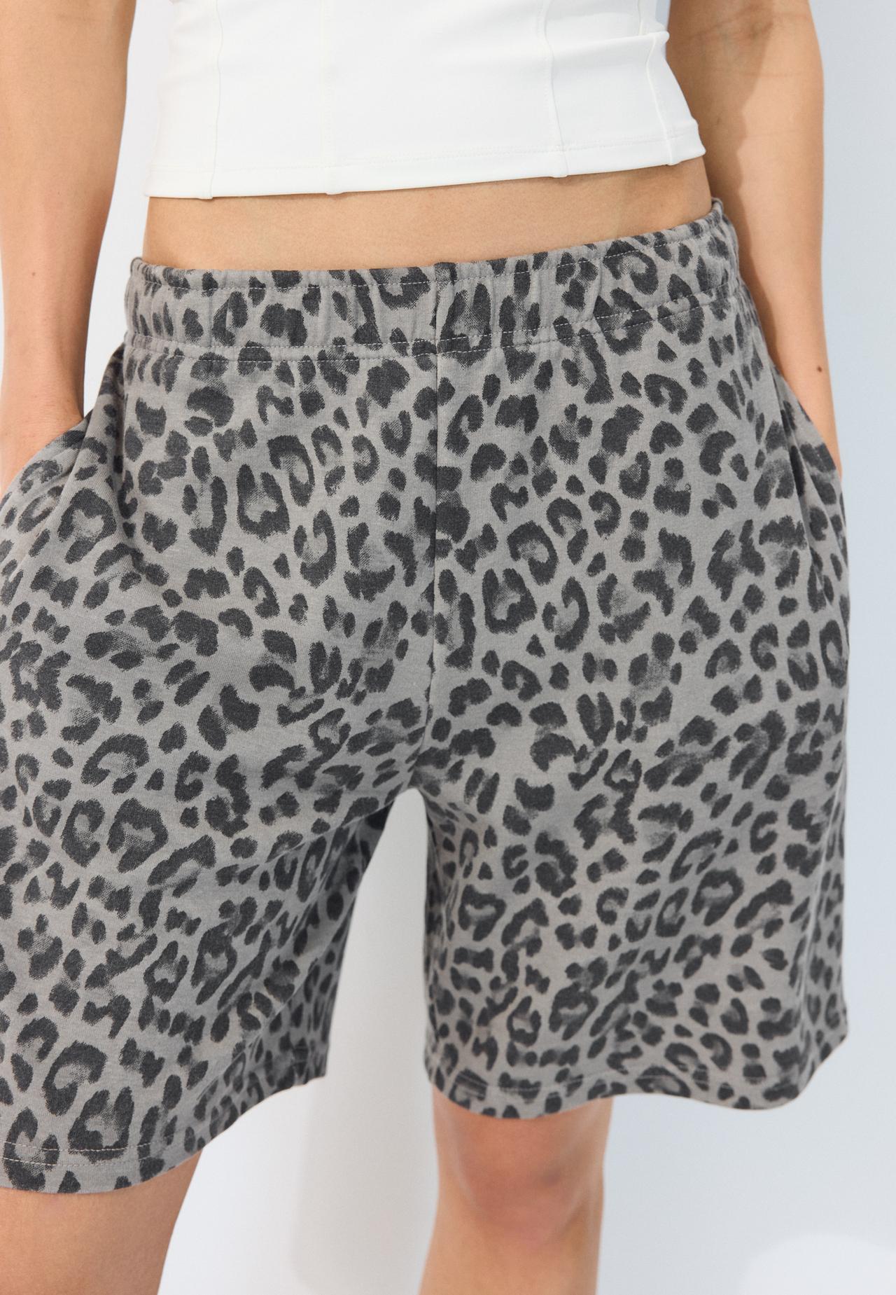 Printed plush Bermuda shorts — Mid grey