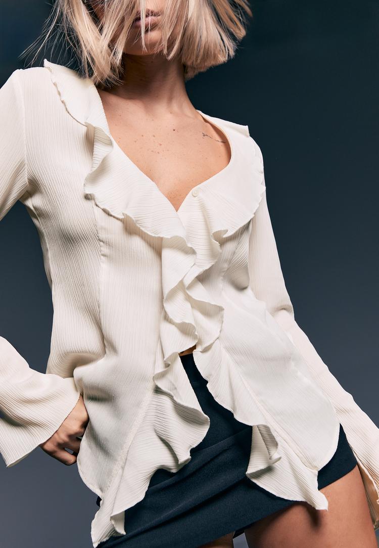 blusa fluida volantes