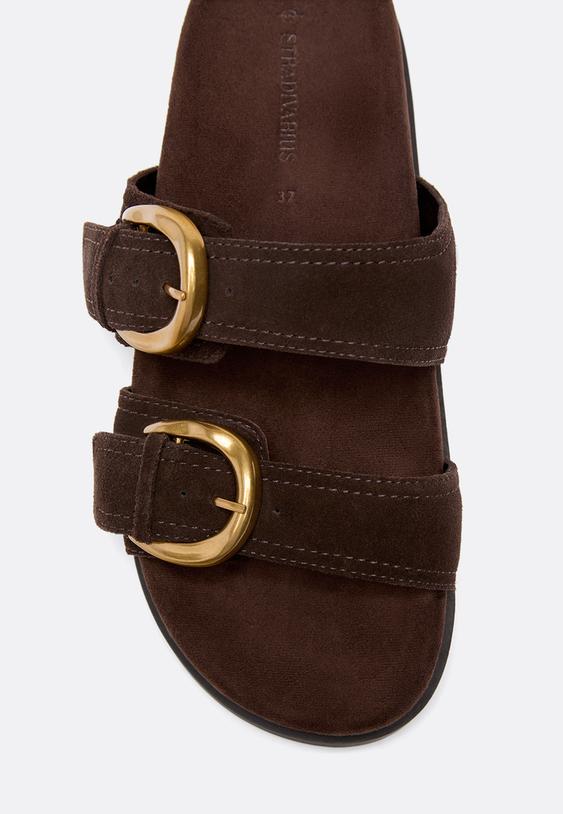 sandalias rasas de pele com fivelas