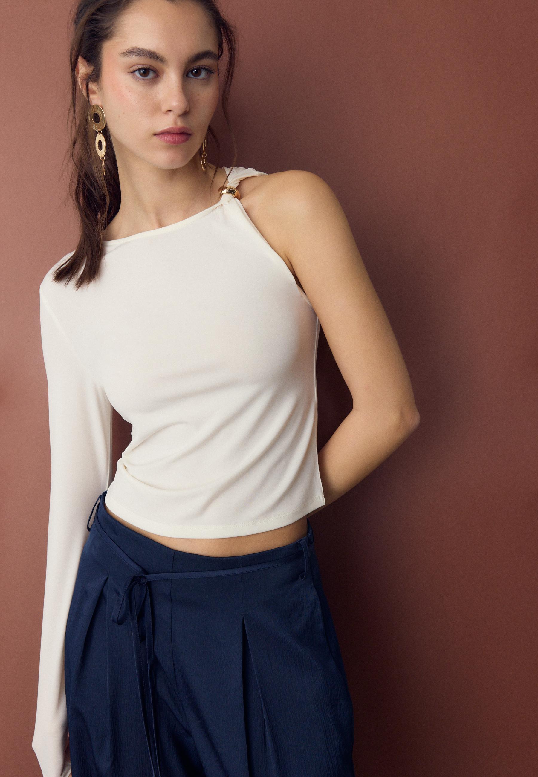 Asymmetric T-shirt with metal buckle — Ecru
