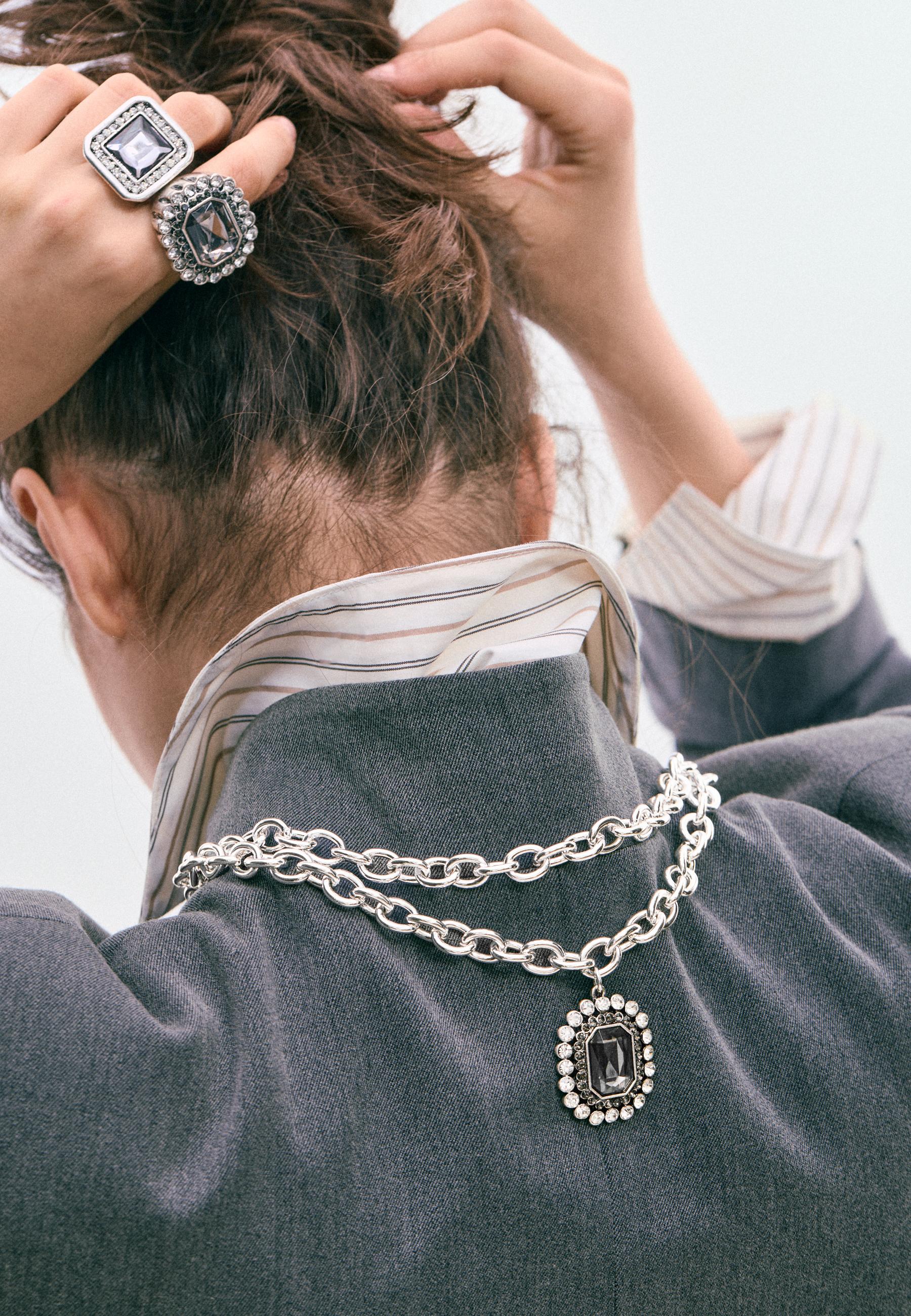 Set of 2 embellished chain necklaces — Grey