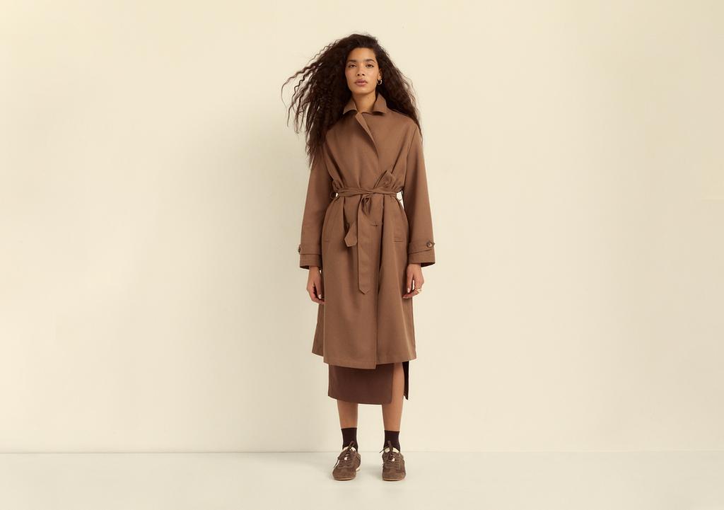 Langer, fließender Trenchcoat