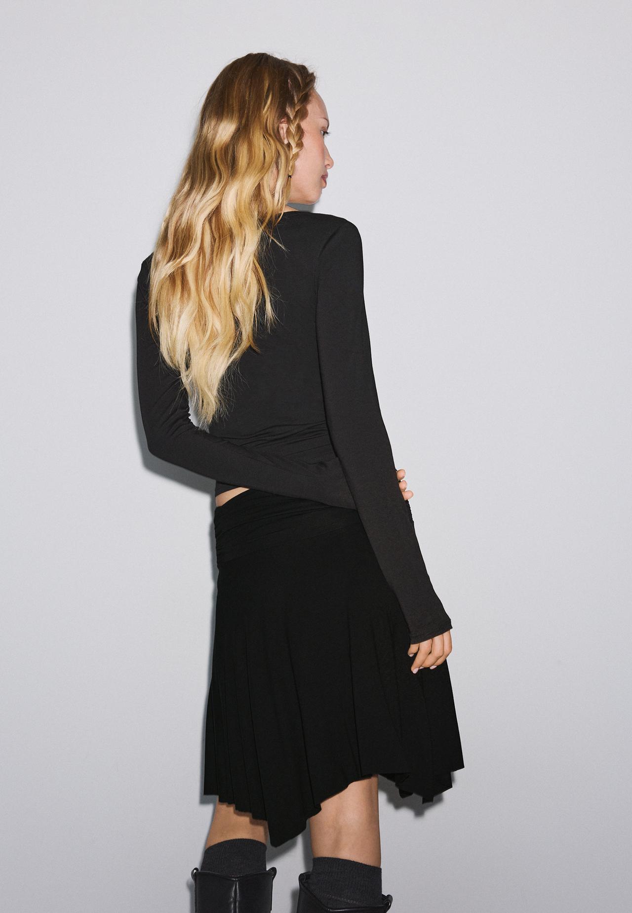 Long sleeve T-shirt with under-bust cut-out — Black