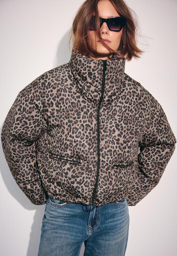 cropped gewatteerd jack met hoge kraag en print
