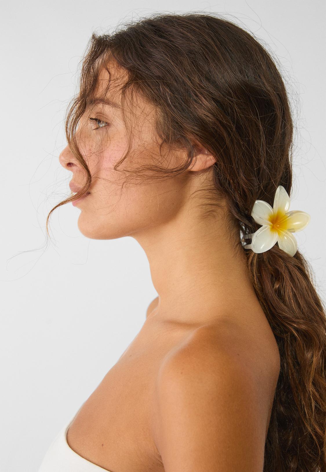 Pack of floral hair clips Women's Latest trends Stradivarius