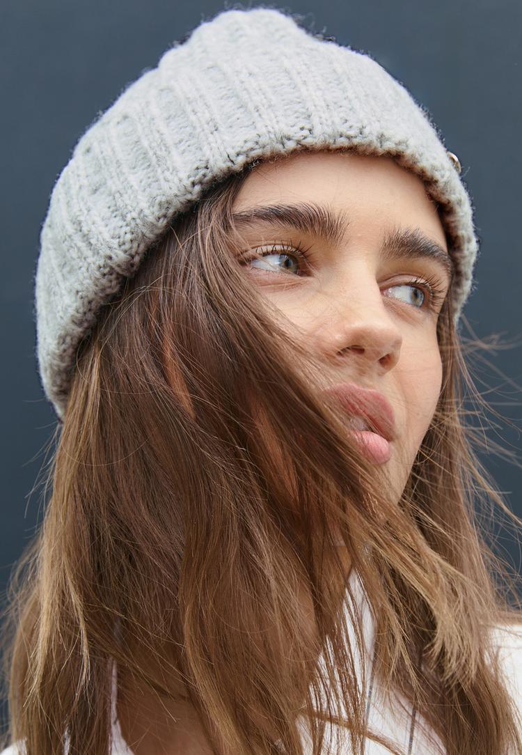 berretto a coste con targhetta