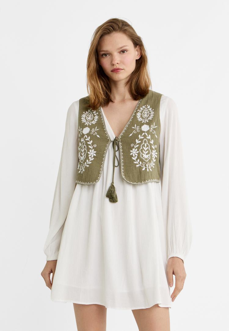 vestido corto con chaleco bordado