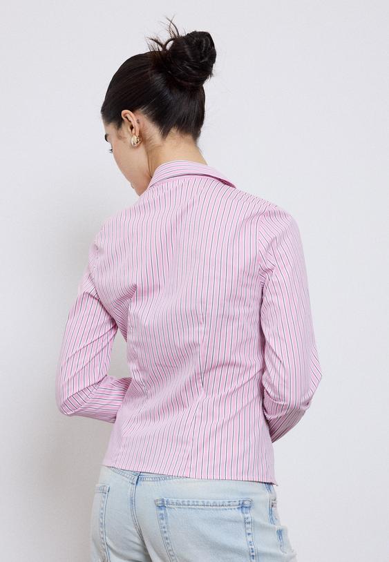 camicia aderente sotto il petto