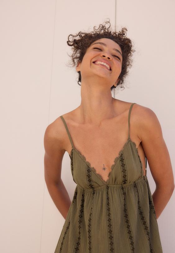 vestito lungo fluido scollo sulla schiena