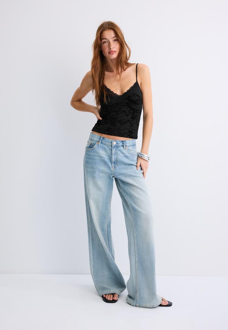Stradivarius Pripijeni Flokirani Top S Čipkom Black L