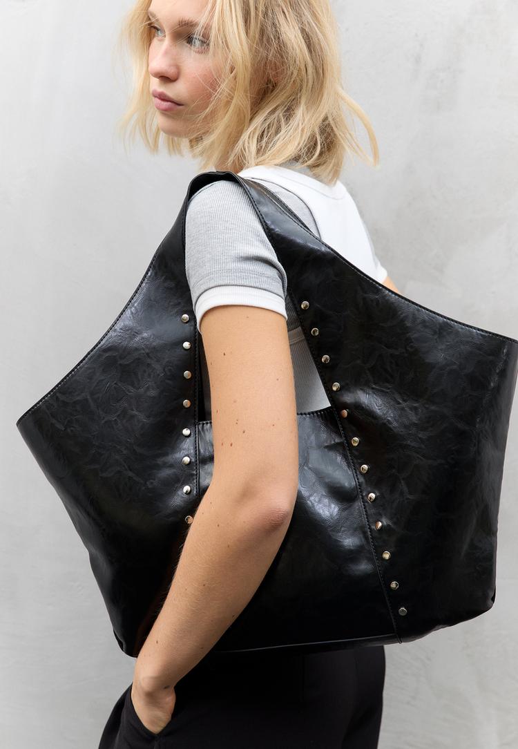 borsa in finta pelle con borchie