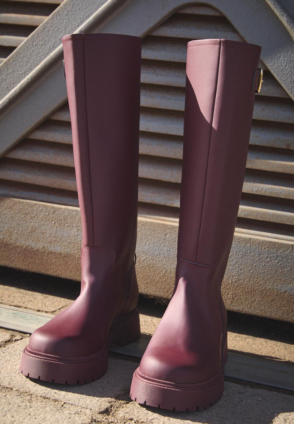 Flat rubber-effect boots