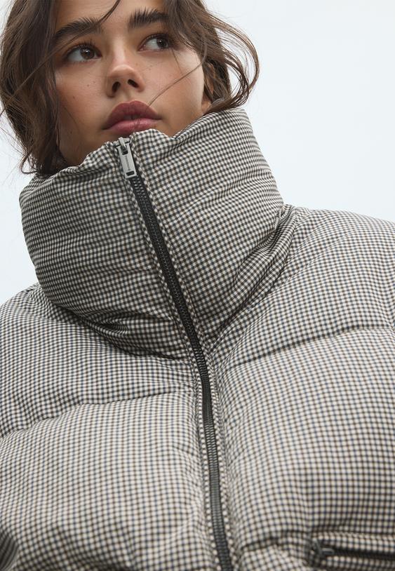 blusao acolchoado cropped de gola alta e xadrez