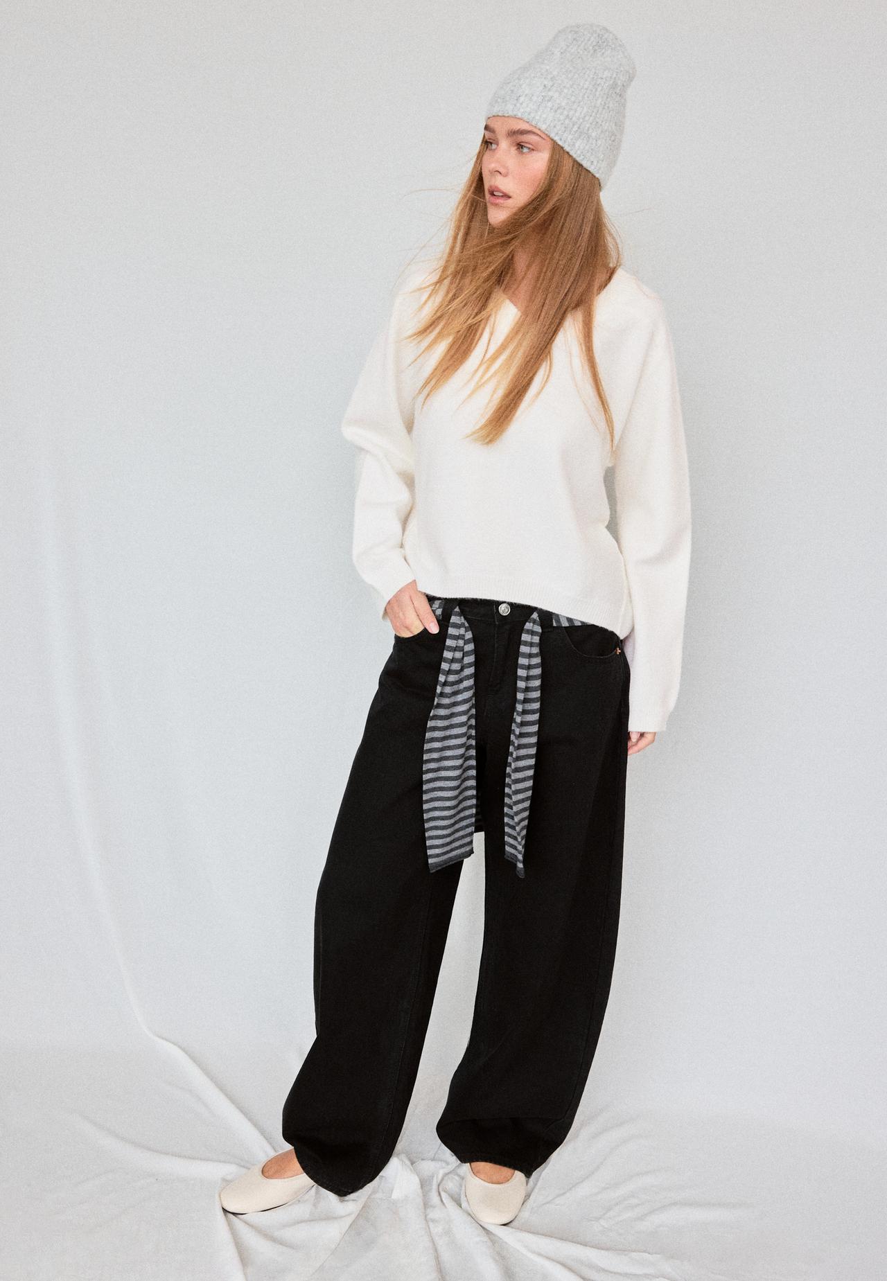 Basic V-neck knit jumper — Ecru
